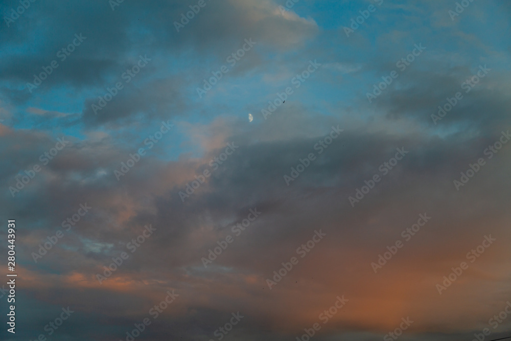 Obraz premium Evening colorful cloudy sky in the summer sunset