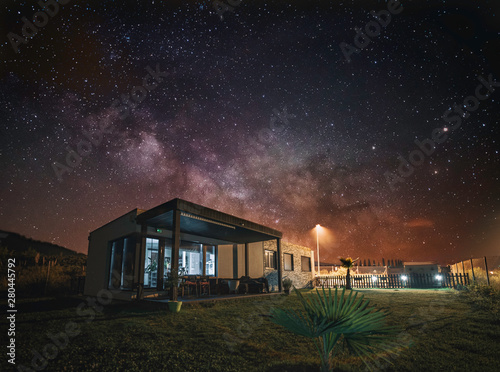 Via Lactea sobre casa modular
