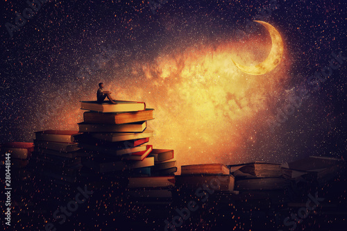 Chłopiec siedzi samotnie na stosie książek, patrząc na księżyc w nowiu. Magiczna nocna opowieść. Poszukiwanie koncepcji wiedzy.