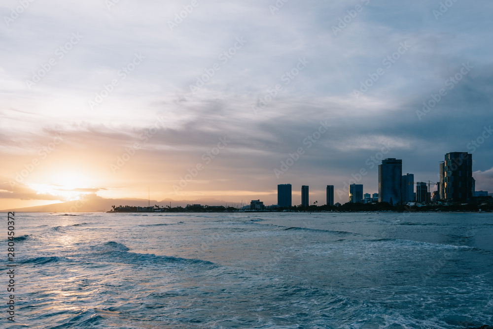 Fototapeta premium Ocean Sunset near Honolulu, Hawaii