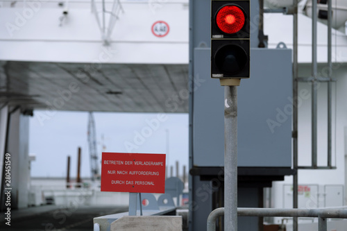 Rote Ampel vor der Auffahrt zur Verladerampe und Autofähre nach Norderney im Hafen von Norddeich Mole - Stockfoto