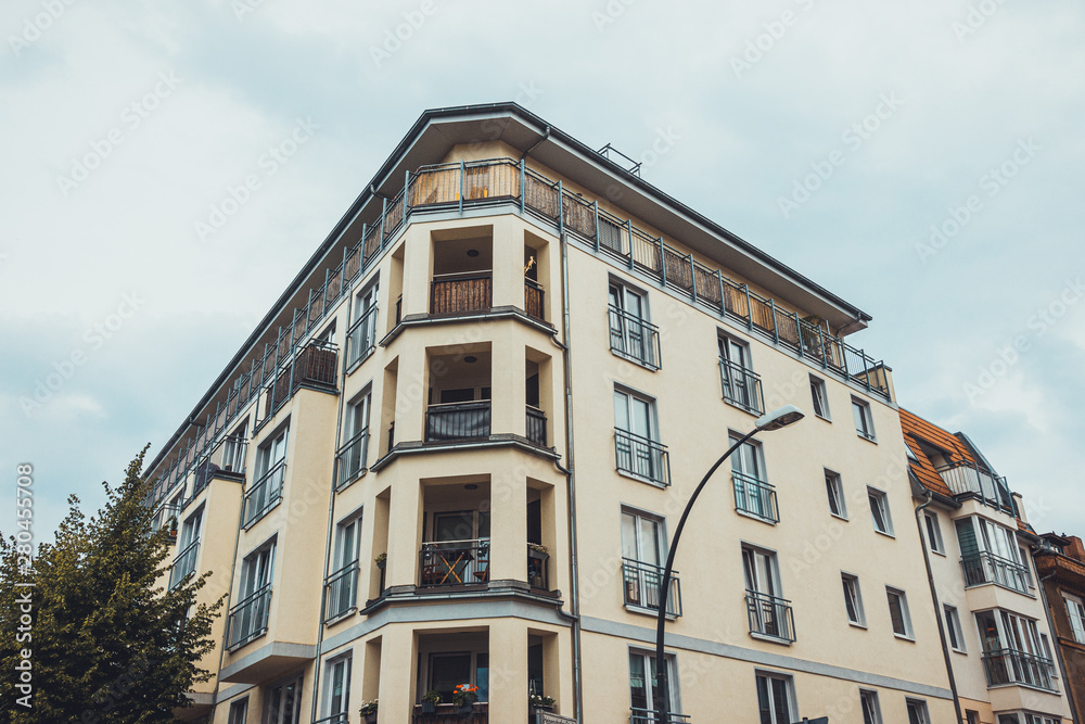 Obraz premium apartment building on a grey day at berlin, germany