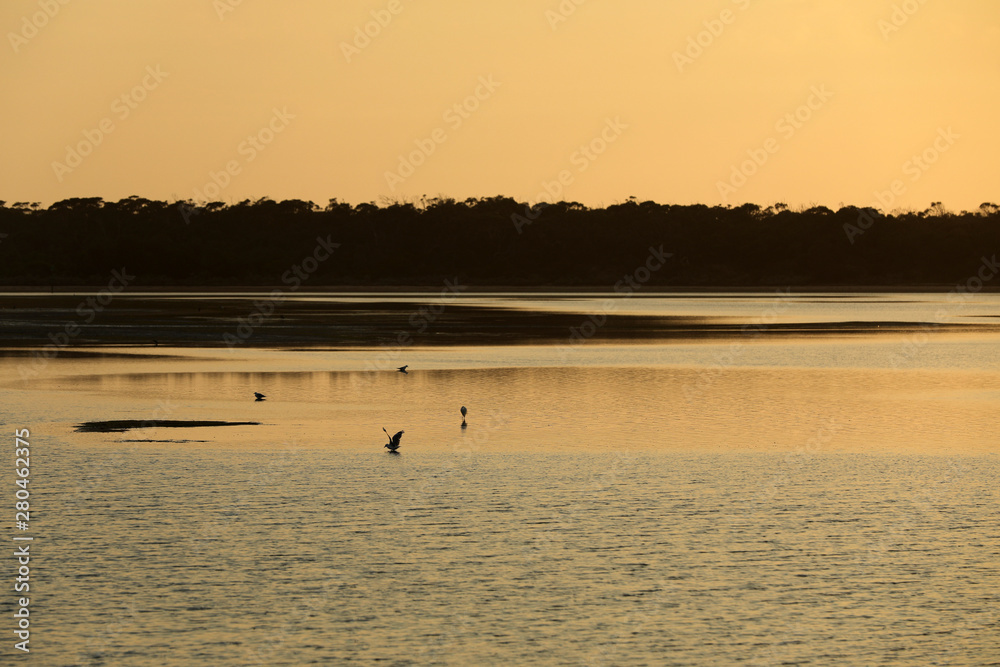 Sonnenuntergang am Meer vor der Küste Australiens