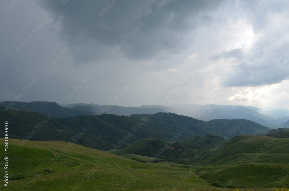 Дождевые облака в горах Северного Кавказа