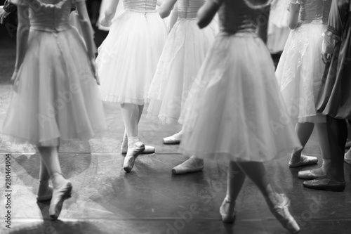 Fotografie Corps de ballet actresses in the theater rehearsal hall in costumes and pointe