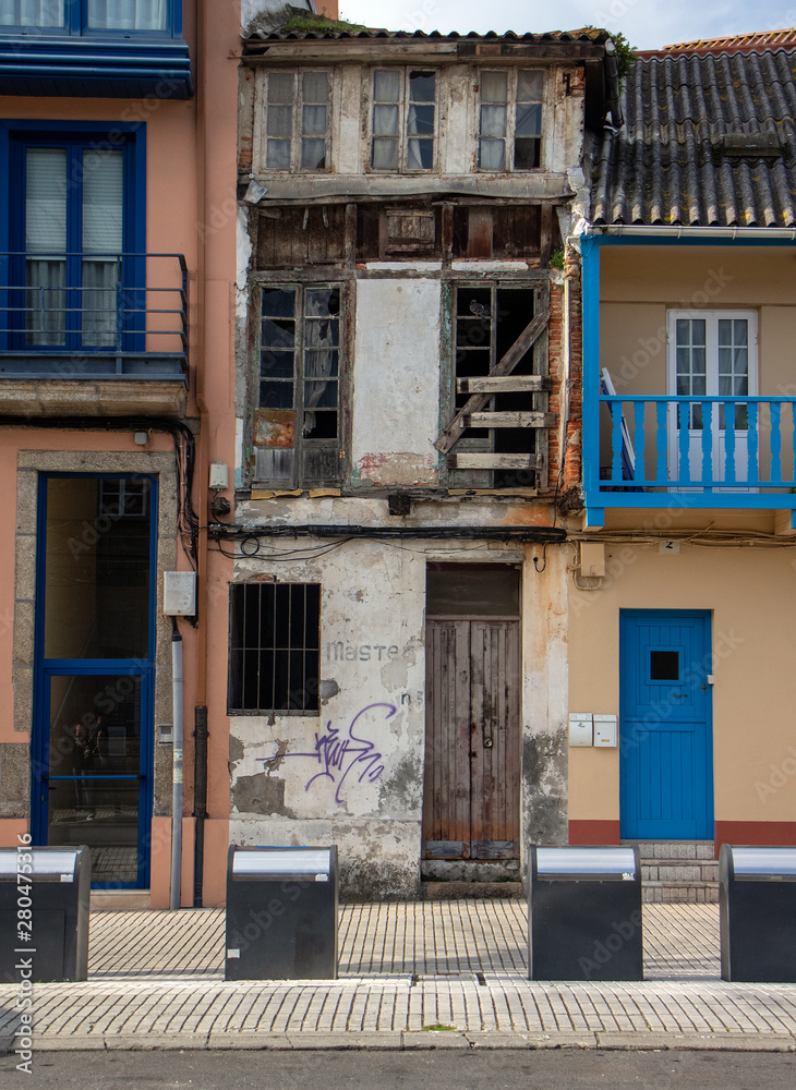 gegensätzliche Häuserfront