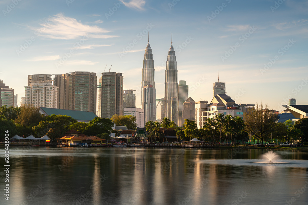 Obraz premium Kuala Lumpur city skyscraper and fountation with nice sky morning at Titiwangsa Park in Kuala Lumpur. Malaysia. Travel and Vacation concept.