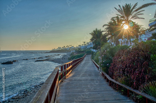 Fototapeta Puente sobre arena en playa con vistas al mar