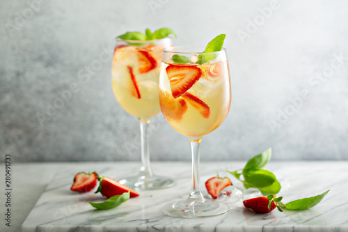 Φωτογραφία Summer white sangria with strawberries and basil