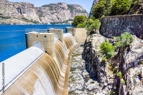 фотографія Water flowing through the O'Shaughnessy Dam spillway due to high water levels in