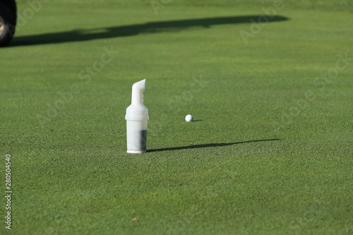 Foto a bottle of sand is used to replace divots on a golf course