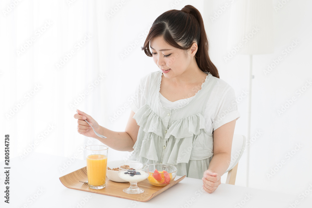 朝食を食べる女性