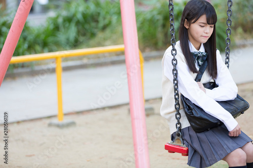 Photos ブランコに乗る女子校生