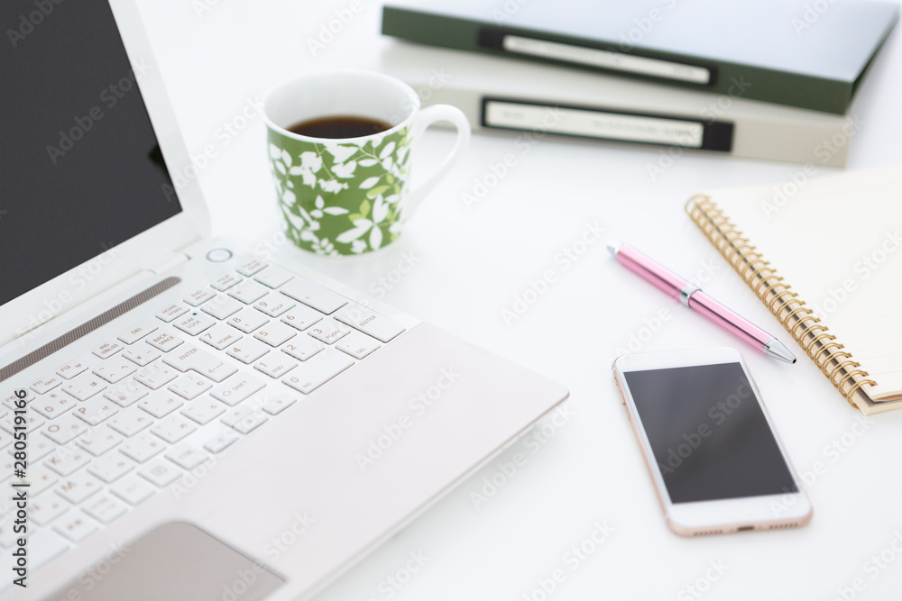 ノートパソコンのあるビジネスデスク