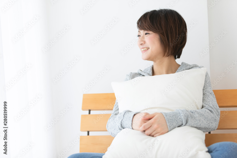 ベッドに座っている女性