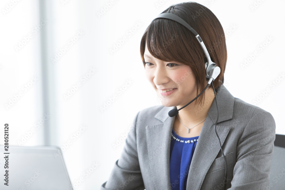 インカムをつけているビジネスウーマン インカムをつけているビジネスウーマン