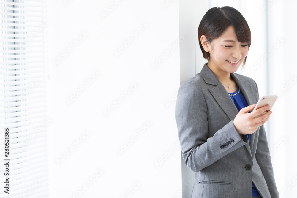 スマートフォンを見ているビジネスウーマン