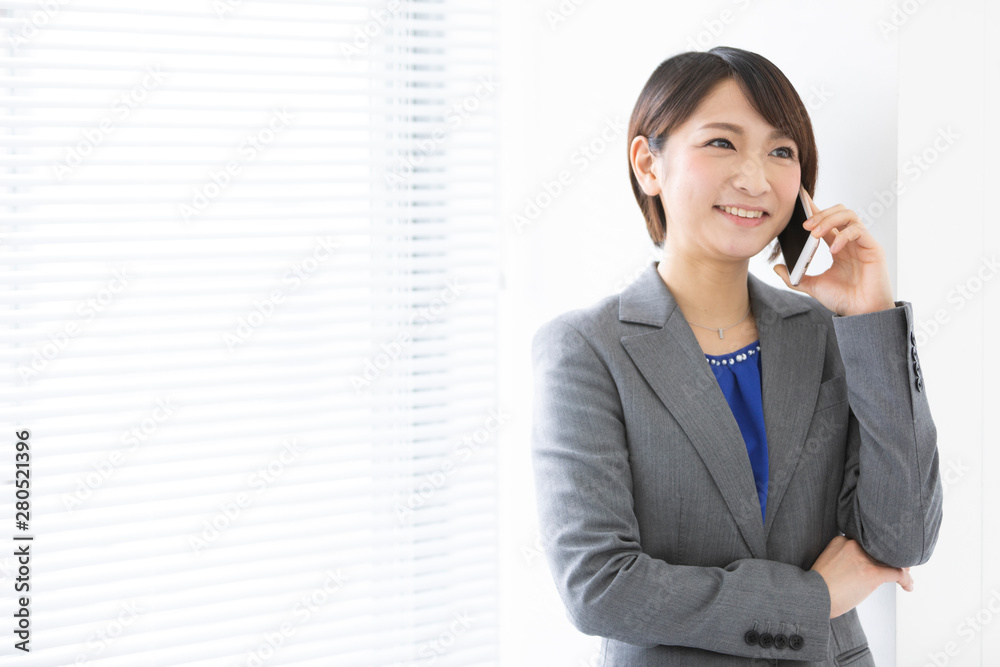 通話しているビジネスウーマン 通話しているビジネスウーマン