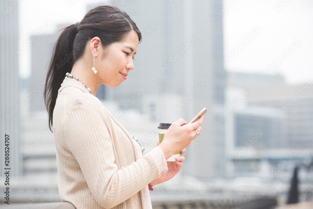 スマホを見るビジネスウーマン スマホを見るビジネスウーマン