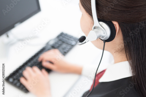 Plakat PC作業をする女性オペレーター
