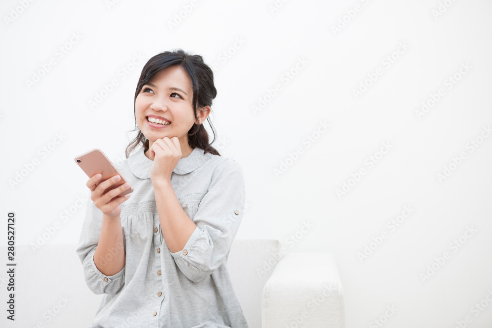 スマホを持つ笑顔の女性 Stock 写真 Adobe Stock スマホを持つ笑顔の女性 Stock 写真 Adobe Stock