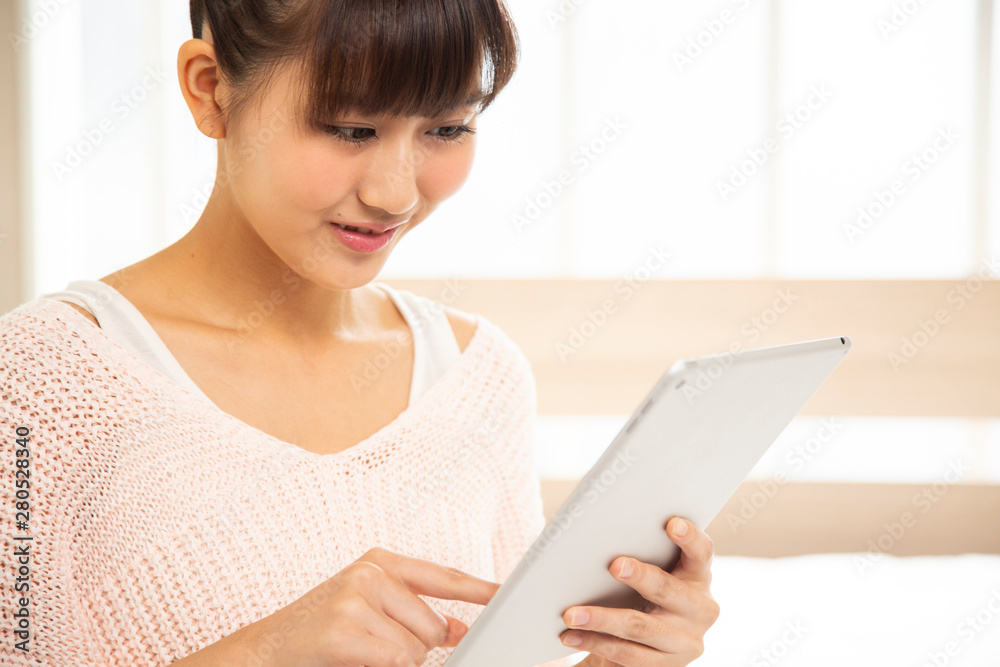 タブレットを操作する日本人女性