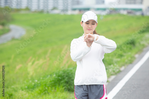 時計を見る女性