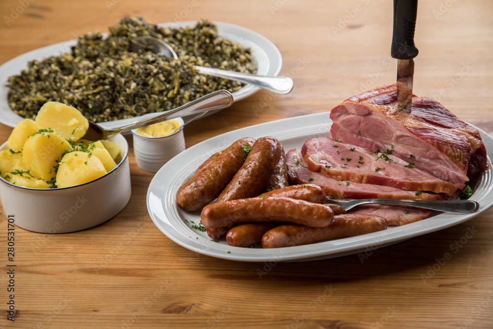 Kassler Nacken, Kohlwurst, Pinkel und Oldenburger Grünkohl auf Platten ...