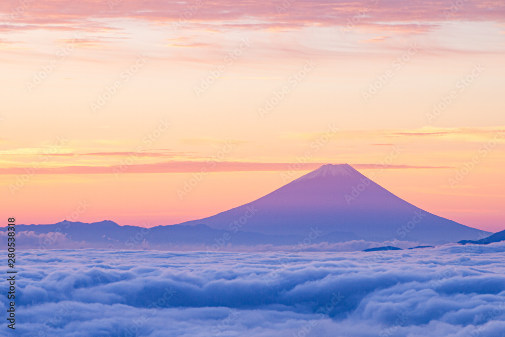 雲海に浮かぶ夜明けの富士山