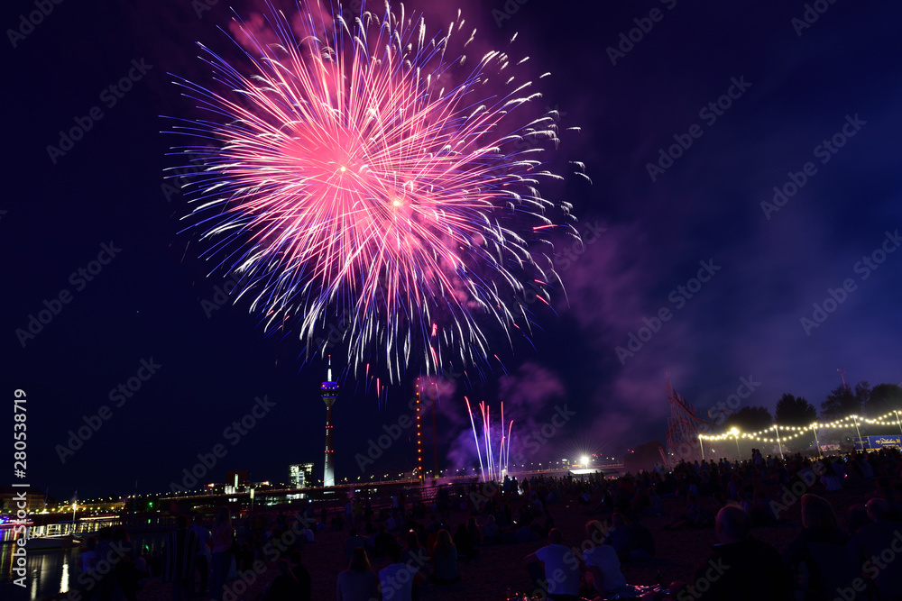 feuerwerk bei kirmes in düsseldorf, deutschland feuerwerk bei kirmes in düsseldorf, deutschland