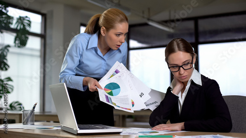 Φωτογραφία Furious boss scolding incompetent woman for bad results in financial report