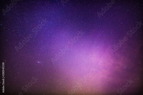 Wundervoller Sternenhimmel in einer Sommernacht über Deutschland