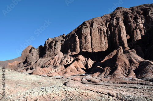 reise durch peru bolivien chile in atacama w  ste  rainbow valley und dorf chiu chiu mit alter kirche und fest