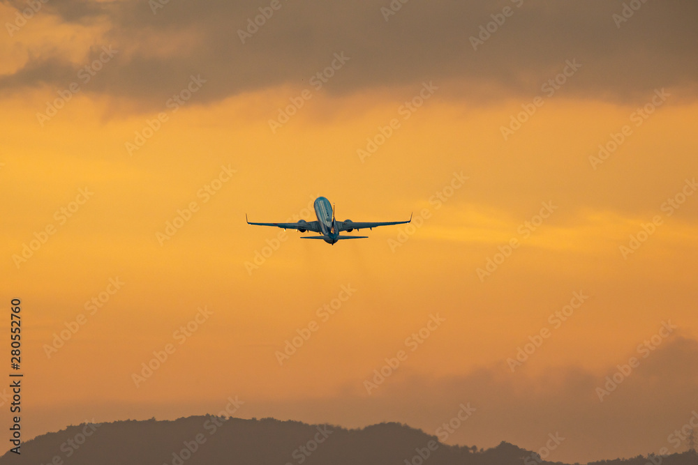 Fototapeta premium 大阪国際空港を離陸する飛行機