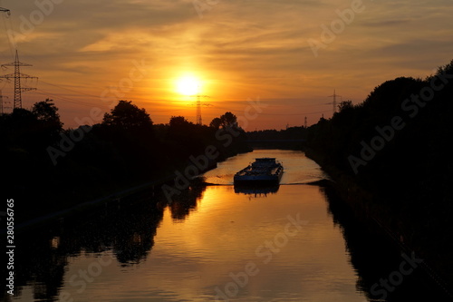 Ein Schiff fährt auf einem Fluss photo