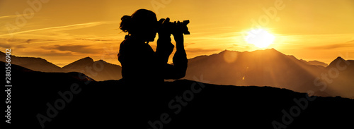 Fotografin bei Sonnenaufgang in den Bergen