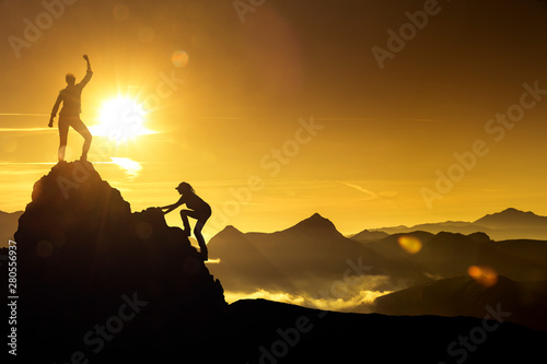 Zwei Frauen beim Klettern auf einem Berggipfel