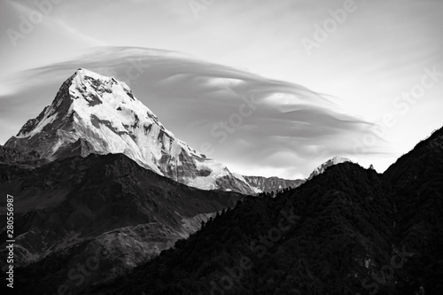 Annapurna Sur, detalle de pico al atardecer. belleza y naturaleza. Paisajes increíbles. Blanco y negro