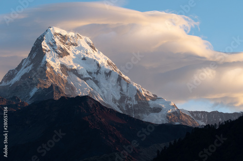 Anapurna Sur, detalle de pico al atardecer. belleza y naturaleza. Paisajes increíbles