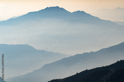 Montañas en azul en el Himalaya, Nepal. Composición por capas. Niebla y nubes. Amanecer