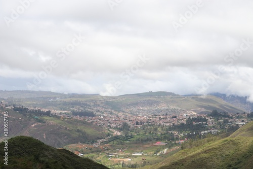 Peruanische Andenstadt von oben (Chachapoyas, Amazonas, Peru)