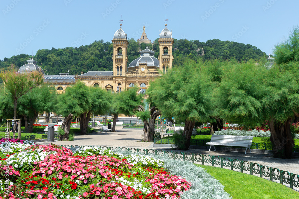 Obraz premium Alderdi Eder gardens and Town Hall of Donostia-San Sebastian, Spain