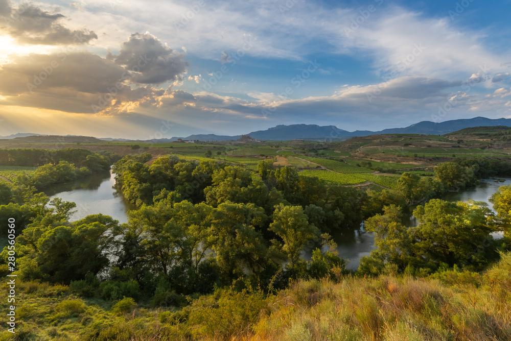 Obraz premium Meander of Ebro river at sunset with San Vicente de la Sonsierra as background, La Rioja, Spain