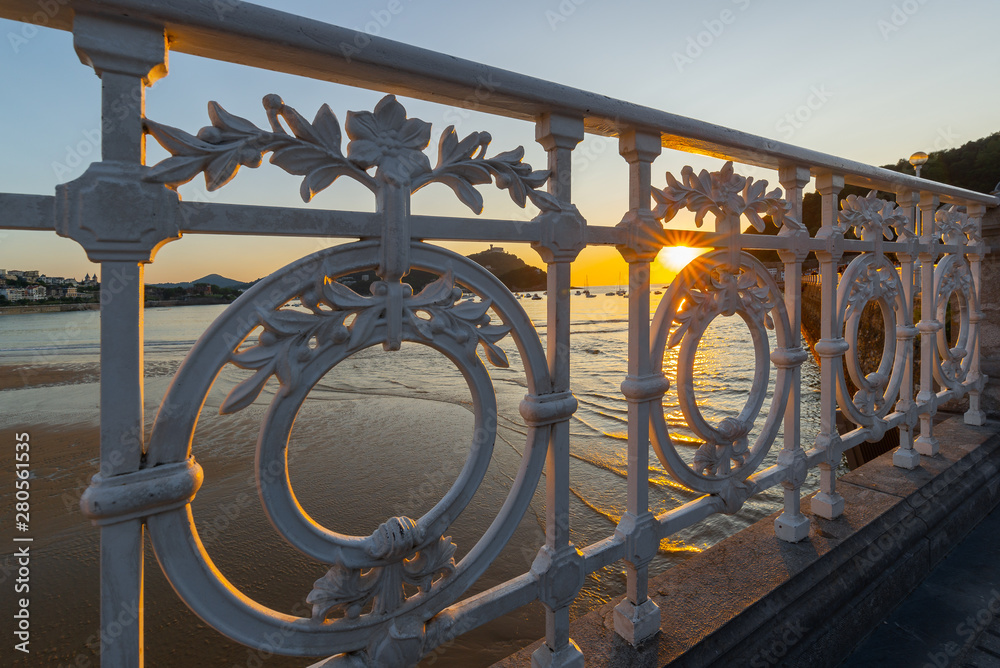 Fototapeta premium Balustrada promenady La Concha o zachodzie słońca, San Sebastian, Hiszpania