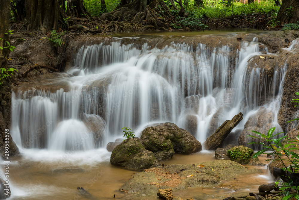 Obraz premium Waterfall in autumn forest, Kanchanaburi, thailand.
