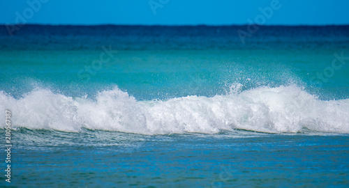 mousse d'une vague sur la mer des caraibes en Guadeloupe © Guillaume