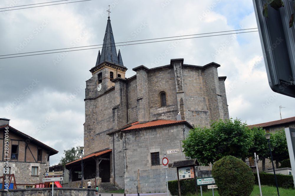 Iglesia gótica de un pueblo del País Vasco, España.
