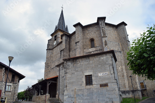 Fototapeta Naklejka Na Ścianę i Meble -  Iglesia gótica de un pueblo del País Vasco, España.