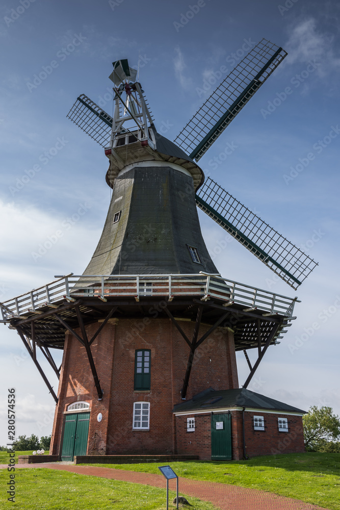 Die grüne Windmühle in Greetsiel in Ostfriesland,  Deutschland
