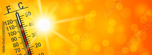 Sommer Sonne Hitze Bokeh Hintergrund mit Thermometer photo